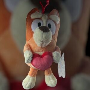 Bluey Character Bingo Plush Bag Clip Holding Red Heart - Orange and Cream NWT